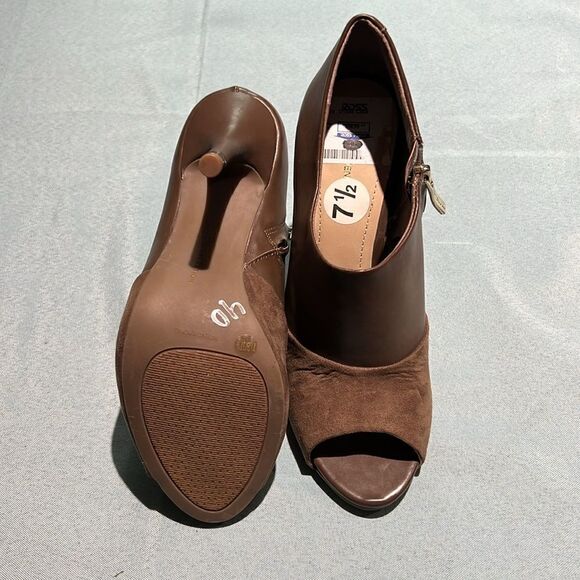 BCBGeneration Ilepsie Peep Toe Heels Size 7.5.  B54 - Picture 10 of 12